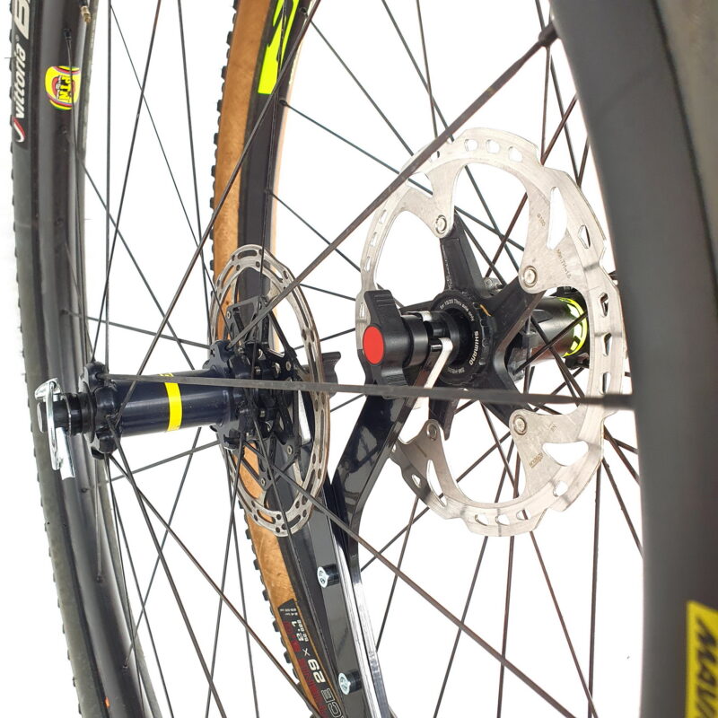 Bicycle Wheel holder with 2 MTB wheels wth thru axle