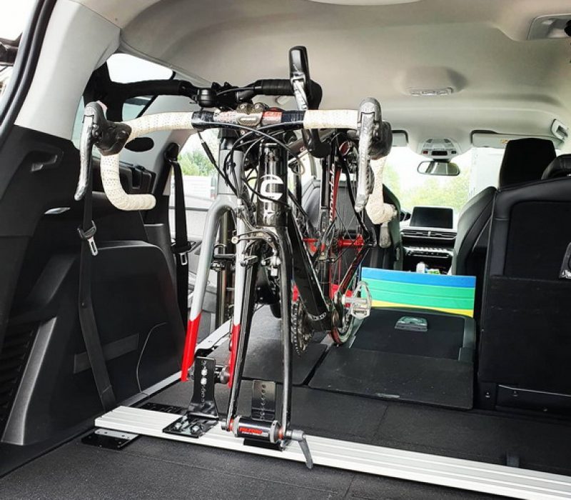 Bicycle carrier in Peugeot 5008